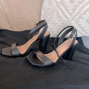Heeled sandal, square toe and block heel